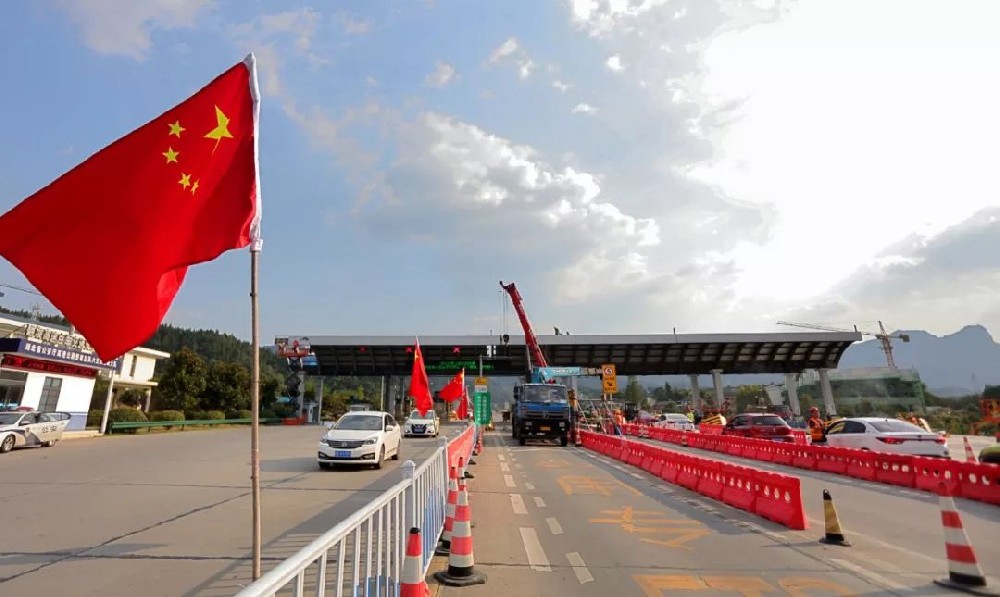 國(guó)慶節(jié)快樂(lè)，向祖國(guó)致敬！